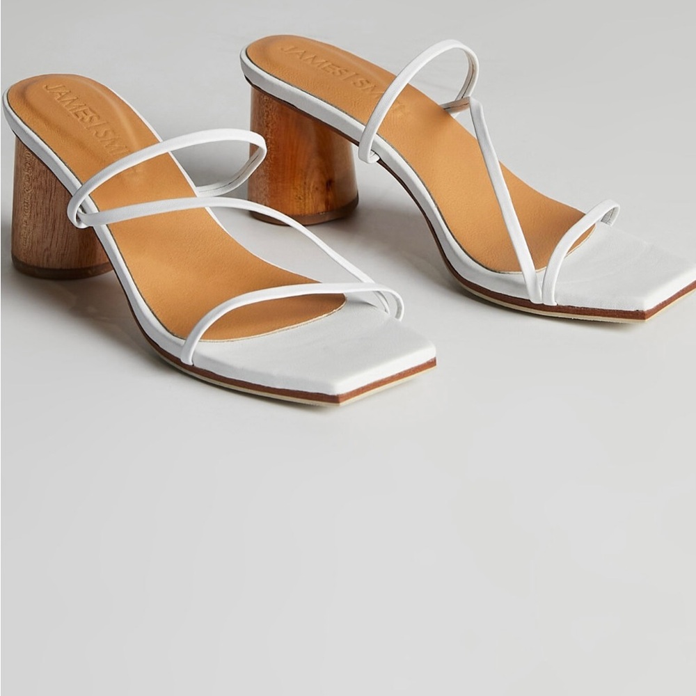JAMES SMITH NWOT- AMORE MIO STRAPPY SANDAL IN WHITE